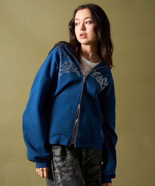 SEQUENZ(シークエンズ)の「【SEQUENZ(シークエンズ)】RHINE STONE ZIP P/K / ラインストーン ジップパーカー 裏起毛 フーディ スウェット(パーカー・メンズ・ブルー/ピンク系その他/ブラック・LARGE/MEDIUM/SMALL)」の7枚目の写真