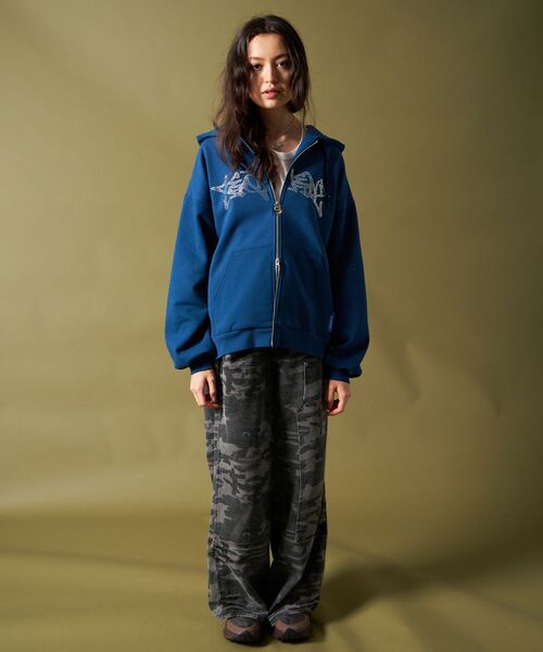 SEQUENZ(シークエンズ)の「【SEQUENZ(シークエンズ)】RHINE STONE ZIP P/K / ラインストーン ジップパーカー 裏起毛 フーディ スウェット(パーカー・メンズ・ブルー/ピンク系その他/ブラック・LARGE/MEDIUM/SMALL)」の8枚目の写真