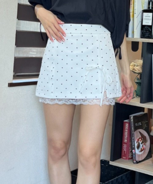 tolene(トレネ)の「裾レース リボン付き ドット柄 ハイウエスト ミニスカート ミニスカパン(スカート・レディース・ホワイト・FREE)」の4枚目の写真