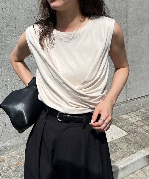 CAPRICIEUX LE'MAGE(カプリシューレマージュ)の「ツイストドレープTシャツ(Tシャツ/カットソー・レディース・ブラック/グレー/ホワイト系その他・FREE)」の4枚目の写真