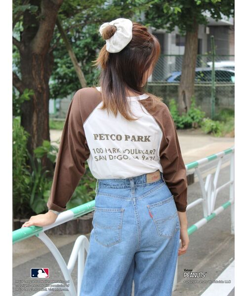 Ungrid（アングリッド）の「【MLB×PEANUTS】ラグランTee（Tシャツ/カットソー・レディース・ブルー/ブラウン/ネイビー・FREE）」の9枚目の写真