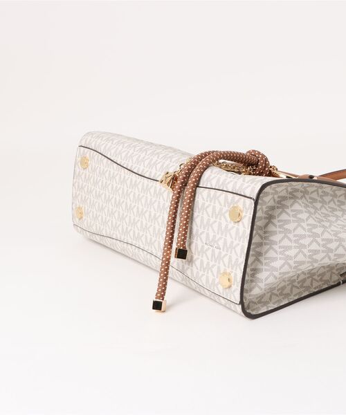 MICHAEL KORS(マイケルコース)の「HAMILTON MODERNE ショルダー トート ウィズ チャーム スモール - MKシグネチャー(ショルダーバッグ・レディース・ホワイト系その他・FREE)」の6枚目の写真