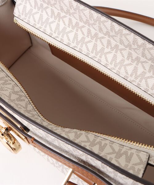 MICHAEL KORS(マイケルコース)の「HAMILTON MODERNE ショルダー トート ウィズ チャーム スモール - MKシグネチャー(ショルダーバッグ・レディース・ホワイト系その他・FREE)」の7枚目の写真
