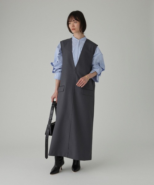 BABYLONE(バビロン)の「ツイルVネックワンピース(ワンピース・レディース・グレイッシュベージュ/チャコール・フリー)」の1枚目の写真