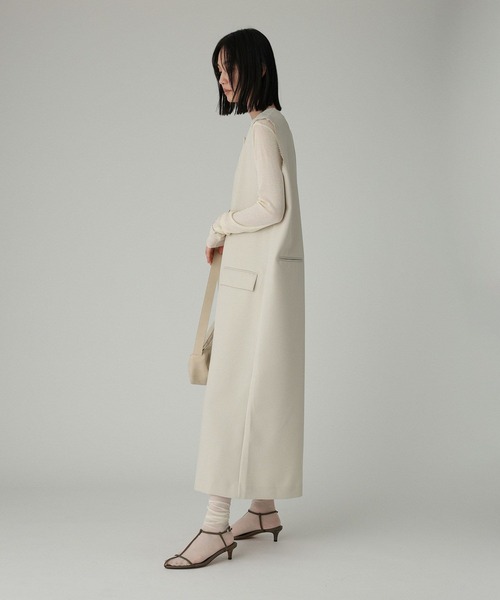 BABYLONE(バビロン)の「ツイルVネックワンピース(ワンピース・レディース・グレイッシュベージュ/チャコール・フリー)」の4枚目の写真