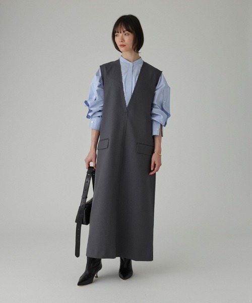 BABYLONE(バビロン)の「ツイルVネックワンピース(ワンピース・レディース・グレイッシュベージュ/チャコール・フリー)」の9枚目の写真