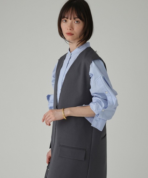 BABYLONE(バビロン)の「ツイルVネックワンピース(ワンピース・レディース・グレイッシュベージュ/チャコール・フリー)」の13枚目の写真