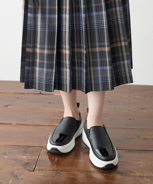 coca(ANDEX shoes product)(コカ)の「軽量 厚底 ボリュームソールスリッポンスニーカー(スニーカー・レディース・ブラック/ホワイト・SMALL/MEDIUM/LARGE)」の1枚目の写真