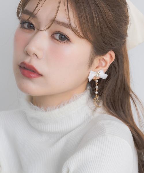 couture BY ROJITA(クチュールバイロジータ)の「ムーンチェーンリボンイヤリング(イヤリング・レディース・ボルドー/ホワイト/ブラック・FREE)」の1枚目の写真