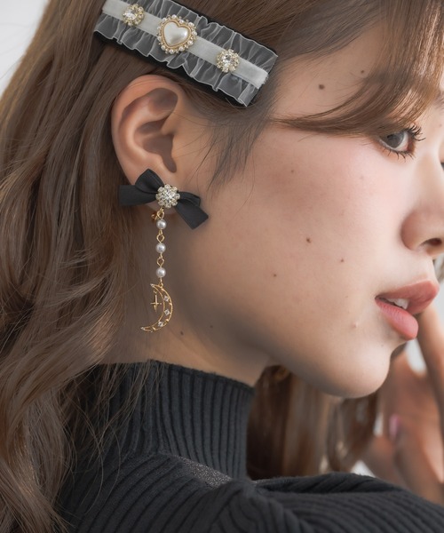 couture BY ROJITA(クチュールバイロジータ)の「ムーンチェーンリボンイヤリング(イヤリング・レディース・ボルドー/ホワイト/ブラック・FREE)」の2枚目の写真