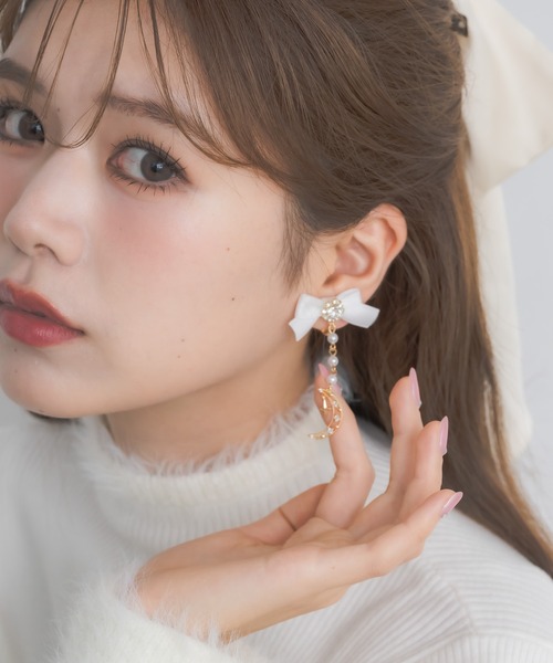 couture BY ROJITA(クチュールバイロジータ)の「ムーンチェーンリボンイヤリング(イヤリング・レディース・ボルドー/ホワイト/ブラック・FREE)」の10枚目の写真