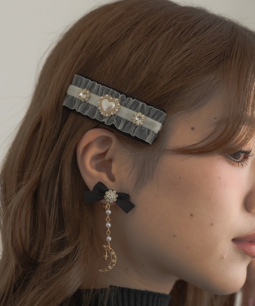 couture BY ROJITA(クチュールバイロジータ)の「ムーンチェーンリボンイヤリング(イヤリング・レディース・ボルドー/ホワイト/ブラック・FREE)」の6枚目の写真