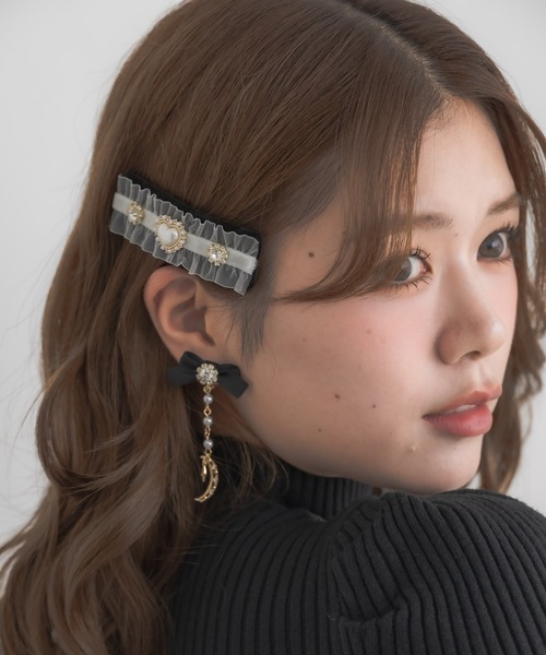 couture BY ROJITA(クチュールバイロジータ)の「ムーンチェーンリボンイヤリング(イヤリング・レディース・ボルドー/ホワイト/ブラック・FREE)」の5枚目の写真