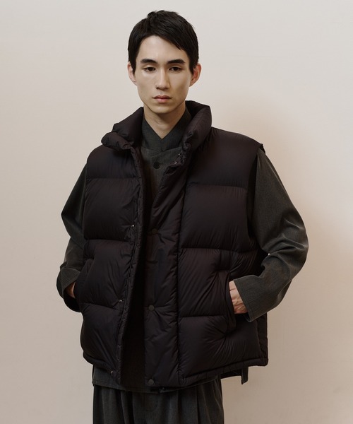 ADAM ET ROPE'（アダムエロペ）の「【ACT_81 Monta】超軽量 ボリューム ダウンベスト（ダウンベスト・メンズ・ブラック/グレー・L/M）」の22枚目の写真