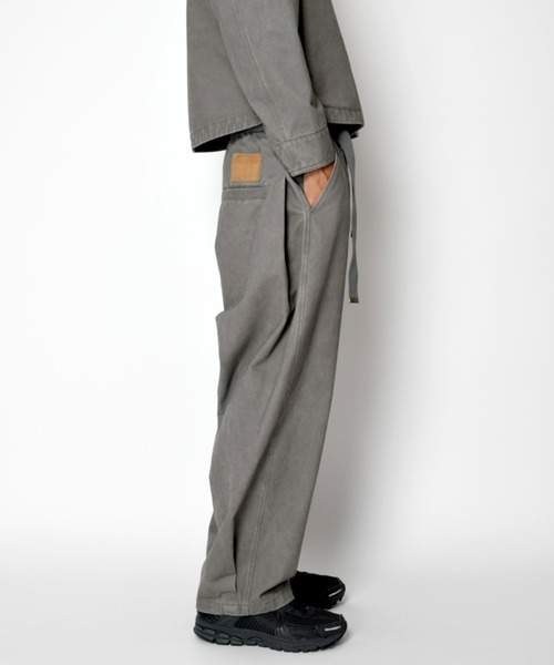SUPERTHANKS(スーパーサンクス)の「<ピグメント加工&ストライプ>サイドタック ツイル ワイドパンツPigment dyed Twill Side-tuck Wide Pants(その他パンツ・メンズ・グレー/アイボリー/ブラック/グレー×ホワイト/ブラウン・S/M/L)」の21枚目の写真