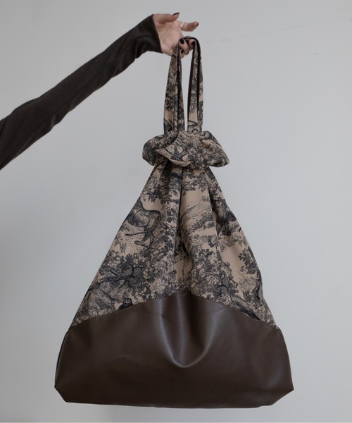 VACANCY（ヴァカンシー）の「配色柄サンカクビッグバッグ/シュシュ付き（トートバッグ・レディース・ブラック/ブラウン・FREE）」の4枚目の写真