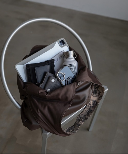 VACANCY（ヴァカンシー）の「配色柄サンカクビッグバッグ/シュシュ付き（トートバッグ・レディース・ブラック/ブラウン・FREE）」の11枚目の写真