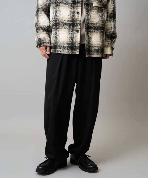 a.v.v(アーヴェヴェ)の「【毛玉になりにくい/ストレッチ】ツイルストレッチ切替オーバーパンツ【洗濯機で洗える】(その他パンツ・メンズ・ブラック/チャコールグレー・48/46)」の2枚目の写真