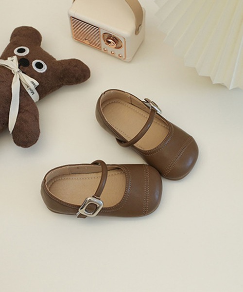 aimoha(アイモハ)の「【aimoha-KIDS-】キッズ ラウンドトゥストラップシューズ(バレエシューズ・キッズ・オフホワイト/シルバー/ブラウン/ワインレッド・19/19.5/20.5/21/21.5/22.5)」の1枚目の写真