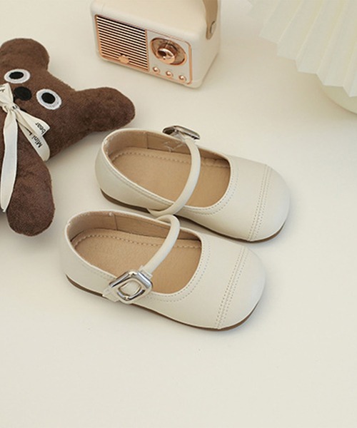 aimoha(アイモハ)の「【aimoha-KIDS-】キッズ ラウンドトゥストラップシューズ(バレエシューズ・キッズ・オフホワイト/シルバー/ブラウン/ワインレッド・19/19.5/20.5/21/21.5/22.5)」の2枚目の写真