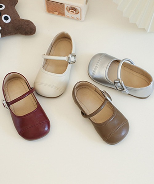 aimoha(アイモハ)の「【aimoha-KIDS-】キッズ ラウンドトゥストラップシューズ(バレエシューズ・キッズ・オフホワイト/シルバー/ブラウン/ワインレッド・19/19.5/20.5/21/21.5/22.5)」の6枚目の写真