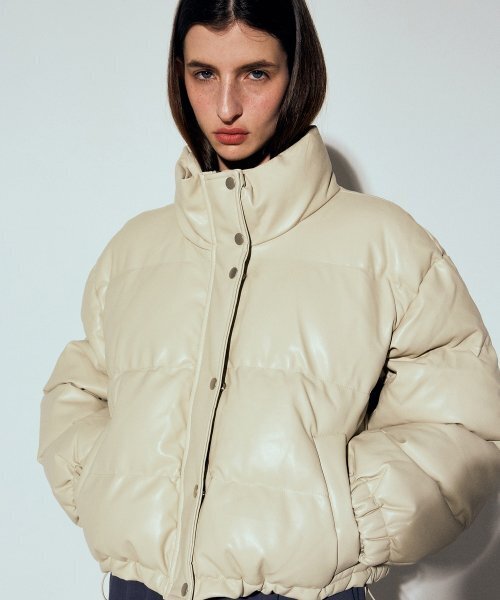 NICK&NICOLE（ニックアンドニコール）の「MINIMAL FAUX LEATHER CROP PADDING_CREAM BEIGE（ダウンジャケット/コート・レディース・その他・FREE）」の2枚目の写真