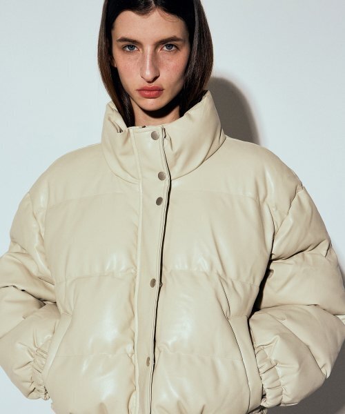 NICK&NICOLE（ニックアンドニコール）の「MINIMAL FAUX LEATHER CROP PADDING_CREAM BEIGE（ダウンジャケット/コート・レディース・その他・FREE）」の3枚目の写真