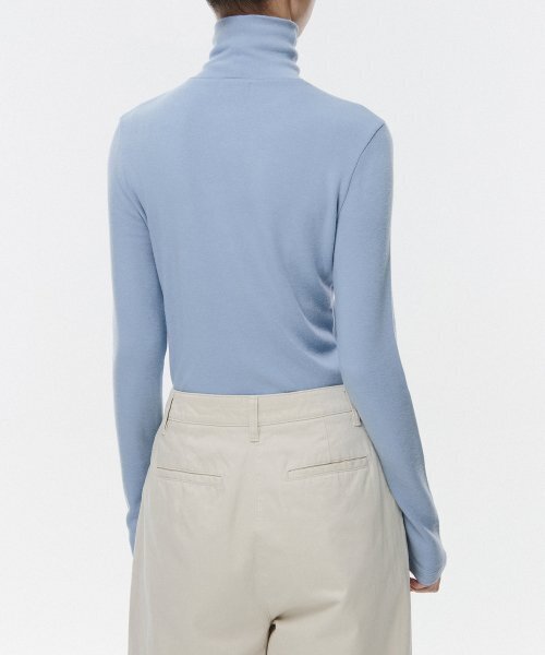 MUSINSA STANDARD WOMAN（ムシンサスタンダードウーマン）の「[ヒートタンダード] ウィメンズ薄起毛スリムタートルネック長袖Tシャツ [スカイブルー]（Tシャツ/カットソー・レディース・その他・SMALL/MEDIUM/LARGE/X-SMALL）」の2枚目の写真