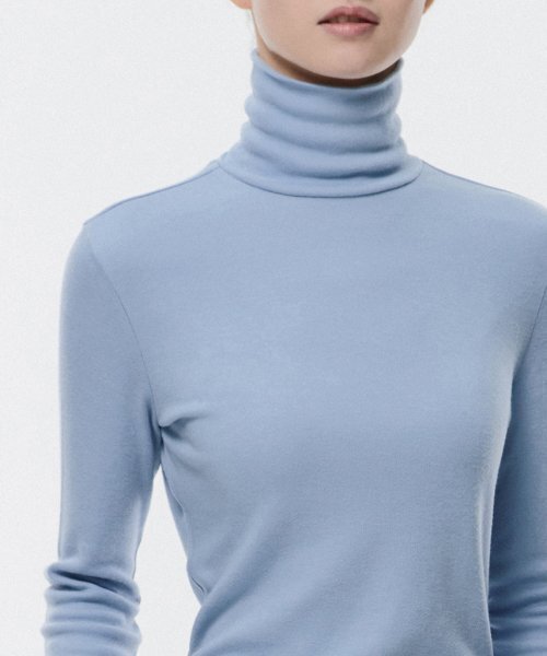 MUSINSA STANDARD WOMAN（ムシンサスタンダードウーマン）の「[ヒートタンダード] ウィメンズ薄起毛スリムタートルネック長袖Tシャツ [スカイブルー]（Tシャツ/カットソー・レディース・その他・SMALL/MEDIUM/LARGE/X-SMALL）」の3枚目の写真