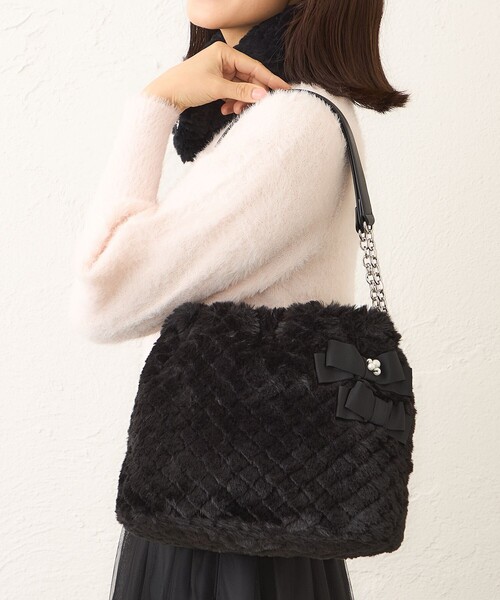TO BE CHIC(トゥー ビー シック)の「ダイヤ柄フェイクファー ショルダーバッグ(ショルダーバッグ・レディース・ベージュ/ブラック・FREE)」の3枚目の写真