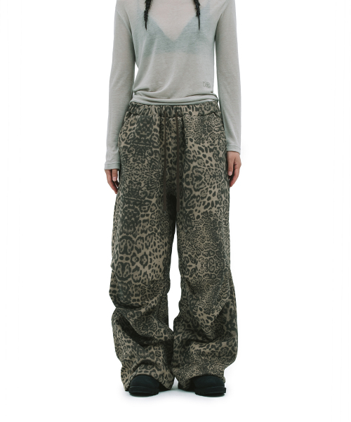 DEFGARMENTS（デフグラメンツ）の「LEOPARD SWEAT PANTS [BROWN]（その他パンツ・レディース・その他・SMALL/MEDIUM/LARGE）」の2枚目の写真