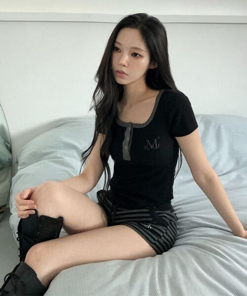 MUCENT(ムセント)の「カラー ポップ 配色 ボタン クロップ リブ 半袖 Tシャツ (3カラー)(Tシャツ/カットソー・レディース・ブラック/グレー/ダークブラウン・FREE)」の10枚目の写真