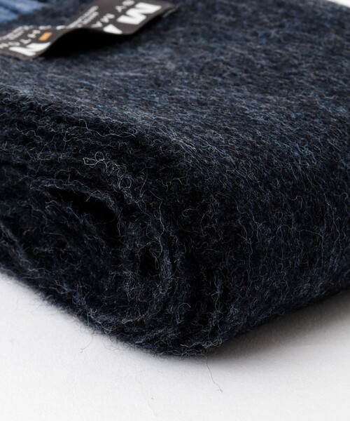 NOLLEY’S(ノーリーズ)の「【MAC.N/マックエヌ】Lambswool Dual Scarf 25(ストール/ショール・メンズ・チャコールグレー/ネイビー・FREE)」の7枚目の写真