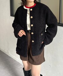 Thevon（ゼボン）の「GOLDボタンノーカラーボアジャケット（ノーカラージャケット）」