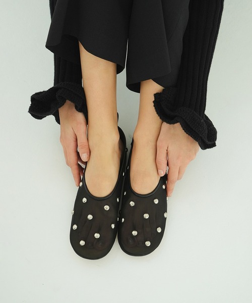 CLANE（クラネ）の「STUDDED MESH FLAT SHOES（パンプス・レディース・ベージュ/ブラック・36/37/38）」の2枚目の写真