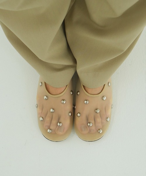 CLANE（クラネ）の「STUDDED MESH FLAT SHOES（パンプス・レディース・ベージュ/ブラック・36/37/38）」の4枚目の写真