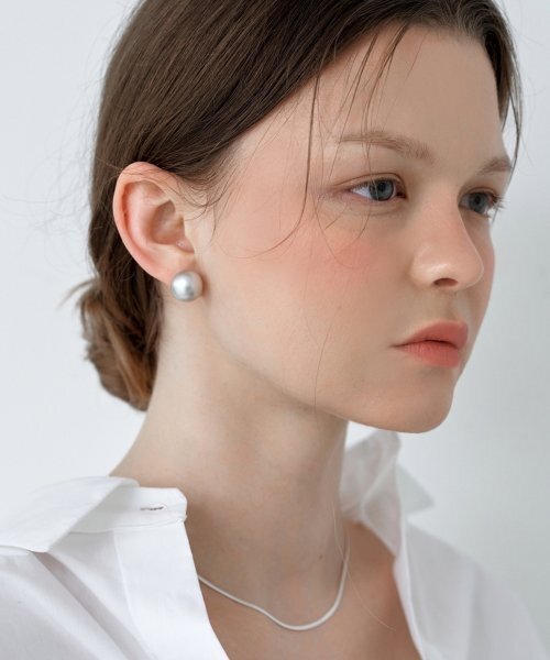 LOVE ME MONSTER(ラブミーモンスター)の「Silver Pearl & Pearl Earrings(ピアス(両耳用)・レディース・シルバー・FREE)」の2枚目の写真