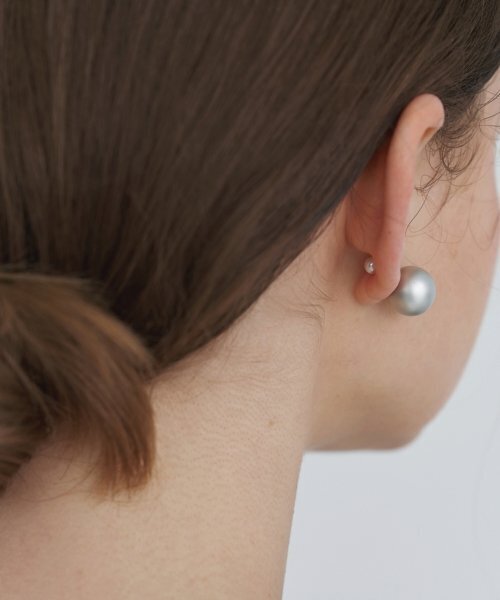 LOVE ME MONSTER(ラブミーモンスター)の「Silver Pearl & Pearl Earrings(ピアス(両耳用)・レディース・シルバー・FREE)」の3枚目の写真