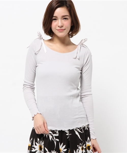 one after another NICE CLAUP(ワンアフターアナザーナイスクラップ)の「【ナイスクラップ】肩リボンテレコ長袖Tシャツ(Tシャツ/カットソー・レディース・アイボリー/ライトグレー/ラベンダー/ネイビー/ブラック・FREE)」の1枚目の写真