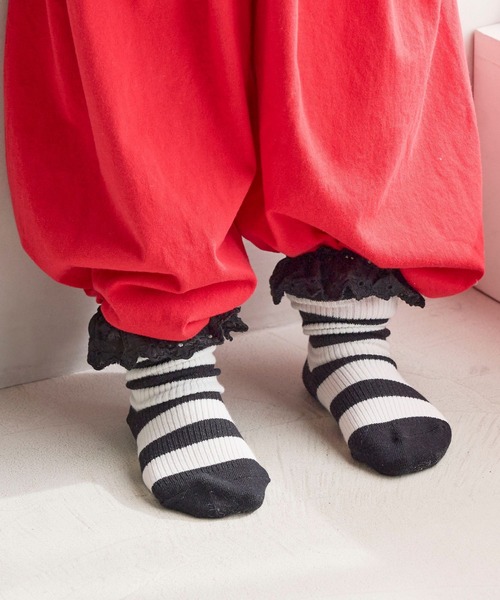 LOWRYS FARM(ローリーズファーム)の「ボーダーレースソックス 636235(ソックス/靴下・キッズ・ブラック/グレー・LARGE/MEDIUM)」の1枚目の写真