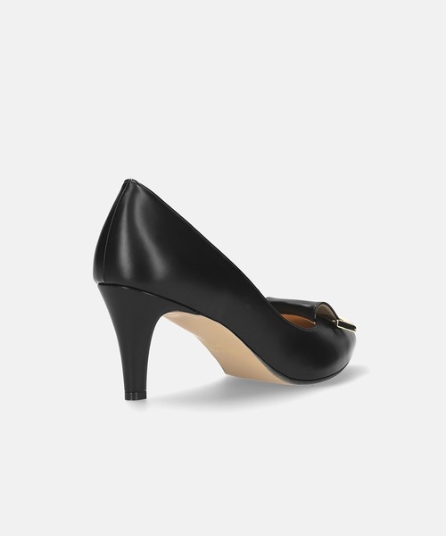 MAMIAN（マミアン）の「アーモンドトゥ リボンバックル パンプス (7.0cmヒール)（パンプス・レディース・グレイッシュベージュ/ブラック・24.5cm/24.0cm/22.0cm/23.5cm/23.0cm/22.5cm）」の5枚目の写真