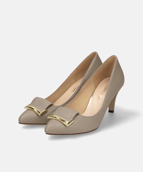 MAMIAN（マミアン）の「アーモンドトゥ リボンバックル パンプス (7.0cmヒール)（パンプス・レディース・グレイッシュベージュ/ブラック・24.5cm/24.0cm/22.0cm/23.5cm/23.0cm/22.5cm）」の10枚目の写真