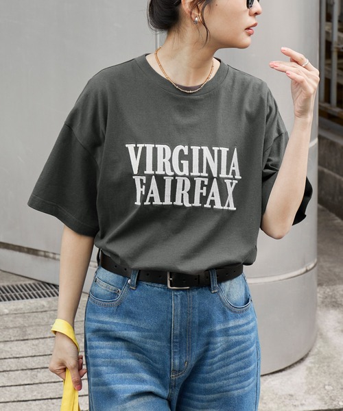 MONO-MART(モノマート)の「カレッジロゴ刺繍 サイドスリット オーバーサイズ 半袖Tシャツ(Tシャツ/カットソー・レディース・ホワイト系2/グレー系/オフホワイト/ホワイト系/ブラック系2/ネイビー系/ネイビー/ブラック系/モカ/オートミール/スミクロ・L/M)」の6枚目の写真