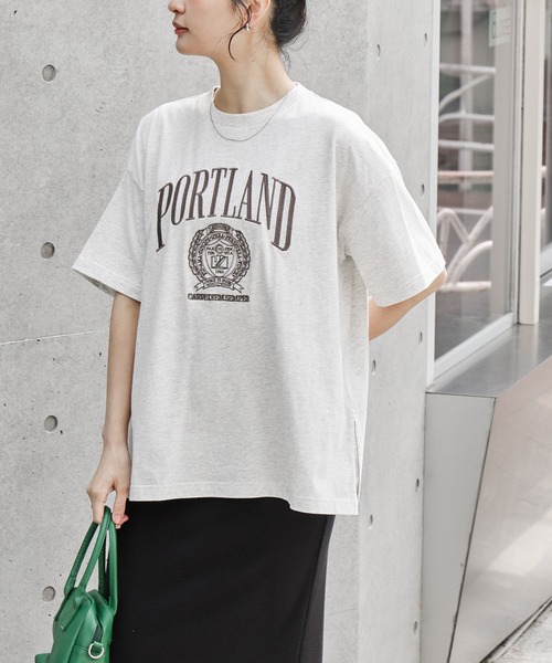 MONO-MART(モノマート)の「カレッジロゴ刺繍 サイドスリット オーバーサイズ 半袖Tシャツ(Tシャツ/カットソー・レディース・ホワイト系2/グレー系/オフホワイト/ホワイト系/ブラック系2/ネイビー系/ネイビー/ブラック系/モカ/オートミール/スミクロ・L/M)」の7枚目の写真