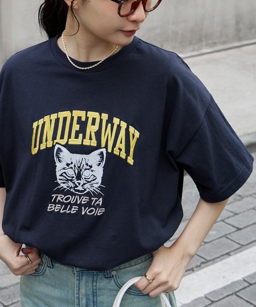 MONO-MART(モノマート)の「カレッジロゴ刺繍 サイドスリット オーバーサイズ 半袖Tシャツ(Tシャツ/カットソー・レディース・ホワイト系2/グレー系/オフホワイト/ホワイト系/ブラック系2/ネイビー系/ネイビー/ブラック系/モカ/オートミール/スミクロ・L/M)」の11枚目の写真