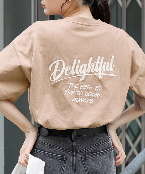 MONO-MART(モノマート)の「カレッジロゴ刺繍 サイドスリット オーバーサイズ 半袖Tシャツ(Tシャツ/カットソー・レディース・ホワイト系2/グレー系/オフホワイト/ホワイト系/ブラック系2/ネイビー系/ネイビー/ブラック系/モカ/オートミール/スミクロ・L/M)」の8枚目の写真