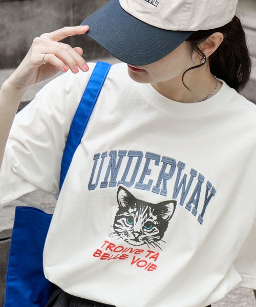MONO-MART(モノマート)の「カレッジロゴ刺繍 サイドスリット オーバーサイズ 半袖Tシャツ(Tシャツ/カットソー・レディース・ホワイト系2/グレー系/オフホワイト/ホワイト系/ブラック系2/ネイビー系/ネイビー/ブラック系/モカ/オートミール/スミクロ・L/M)」の12枚目の写真