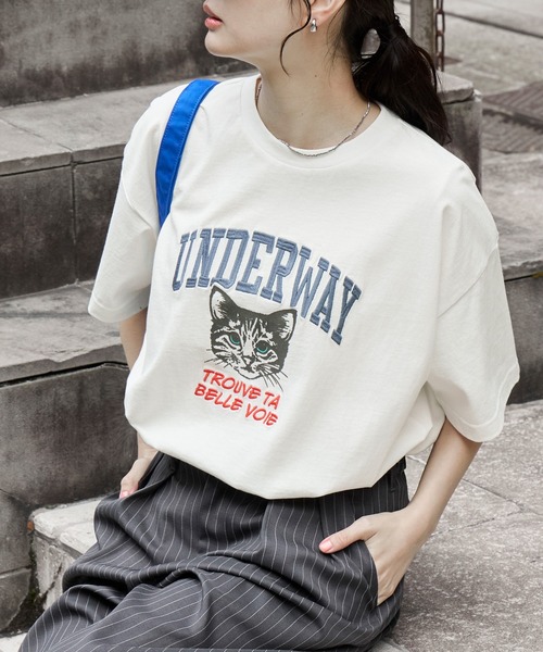 MONO-MART(モノマート)の「カレッジロゴ刺繍 サイドスリット オーバーサイズ 半袖Tシャツ(Tシャツ/カットソー・レディース・ホワイト系2/グレー系/オフホワイト/ホワイト系/ブラック系2/ネイビー系/ネイビー/ブラック系/モカ/オートミール/スミクロ・L/M)」の13枚目の写真