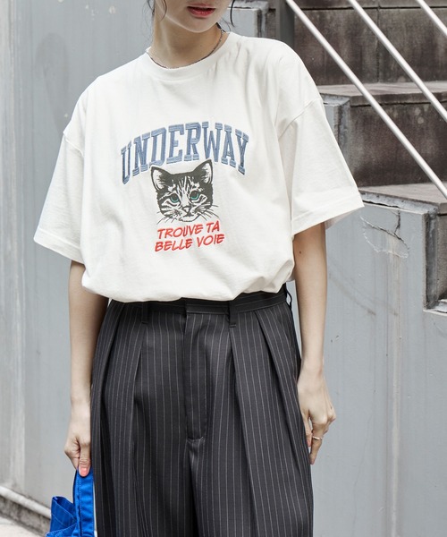 MONO-MART(モノマート)の「カレッジロゴ刺繍 サイドスリット オーバーサイズ 半袖Tシャツ(Tシャツ/カットソー・レディース・ホワイト系2/グレー系/オフホワイト/ホワイト系/ブラック系2/ネイビー系/ネイビー/ブラック系/モカ/オートミール/スミクロ・L/M)」の14枚目の写真