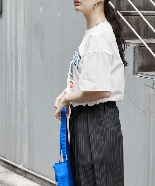 MONO-MART(モノマート)の「カレッジロゴ刺繍 サイドスリット オーバーサイズ 半袖Tシャツ(Tシャツ/カットソー・レディース・ホワイト系2/グレー系/オフホワイト/ホワイト系/ブラック系2/ネイビー系/ネイビー/ブラック系/モカ/オートミール/スミクロ・L/M)」の15枚目の写真
